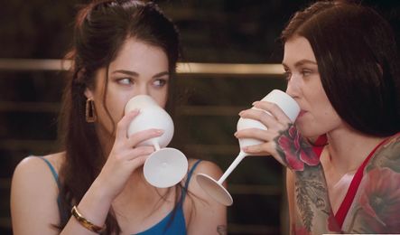 Две красивые подруги делят один член на двоих