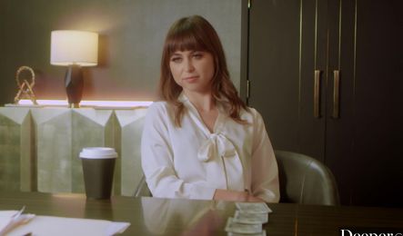 Милфа и ее помощник развели на секс симпатичную секретаршу