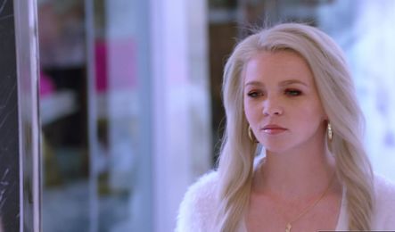 Милашка пробует анал с темнокожим мужчиной и получает оргазм от этого