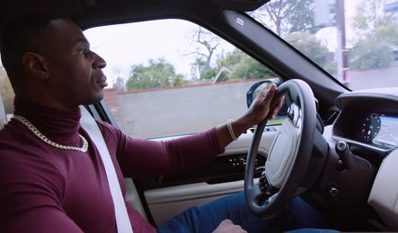 Милашка пробует анал с темнокожим мужчиной и получает оргазм от этого