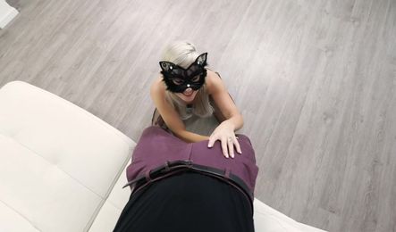 Развратная девушка в маске трахается с другом во всех позах