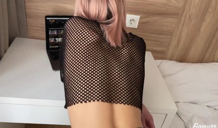 Красивая жена принимает сперму на лицо после работы