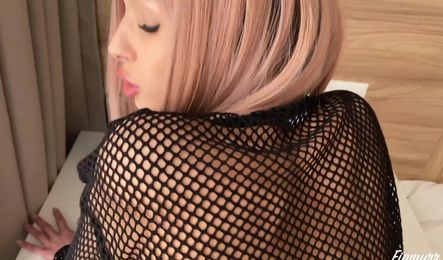 Красивая жена принимает сперму на лицо после работы