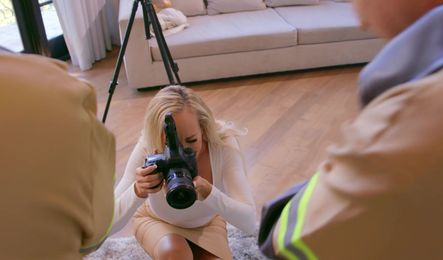 Зрелая мамка радует молодого парня суперским сексом