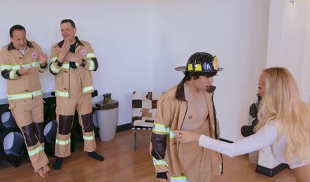 Зрелая мамка радует молодого парня суперским сексом