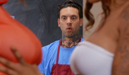 Грудастая красотка принимает в горячую, красивую киску