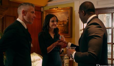 Захотела посмотреть как подруга шпилиться с темнокожим мужчиной