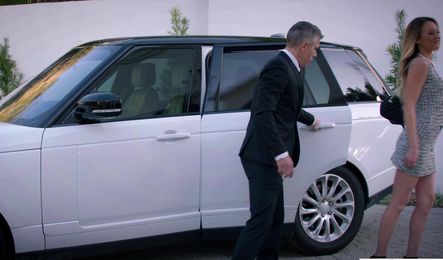 Сочная милфа захотела секса с собственным водителем