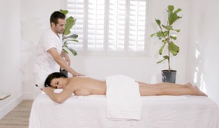 Теперь зрелая мамка поняла, что такое секс на массаже