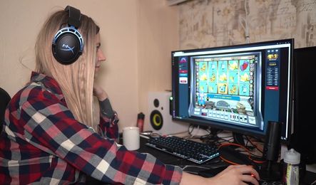 Пока любимая сидит за компом, парень изменяет со сводной сестрой у нее за спиной