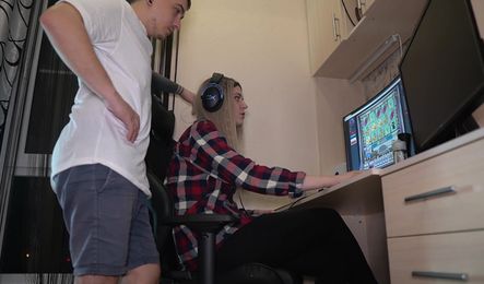 Пока любимая сидит за компом, парень изменяет со сводной сестрой у нее за спиной