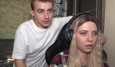 Пока любимая сидит за компом, парень изменяет со сводной сестрой у нее за спиной