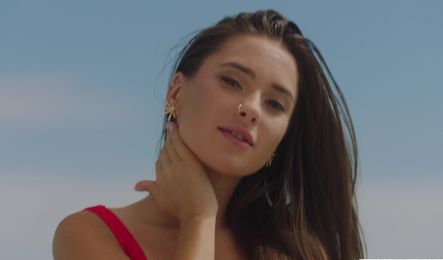 Русская красотка занимается красивым сексом на курорте