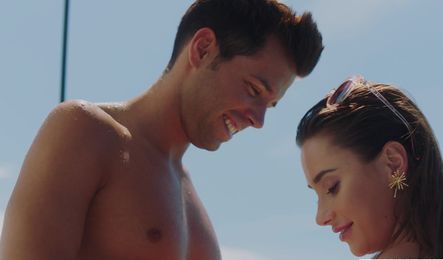 Русская красотка занимается красивым сексом на курорте