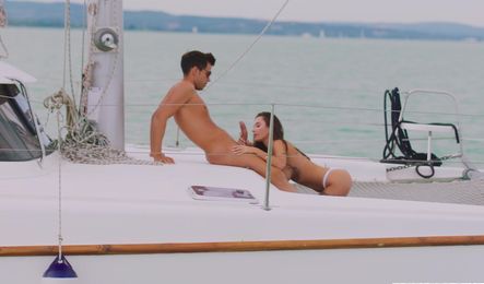 Русская красотка занимается красивым сексом на курорте