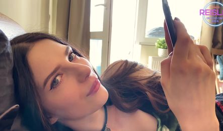 Смог отвлечь девушку от телефона и соблазнить на приятный секс