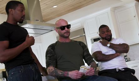 Муж должен денег парням с района и решил расплатиться киской жены