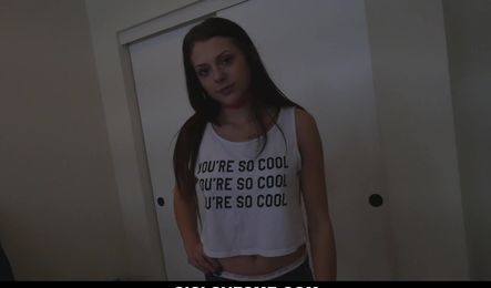 Сводная сестра-милашка сама напросилась на горячий секс