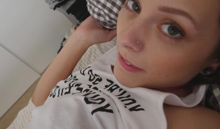 Сводная сестра-милашка сама напросилась на горячий секс