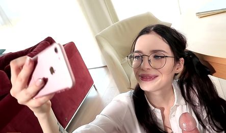 Русская студентка очень легко соблазнила репетитора на секс