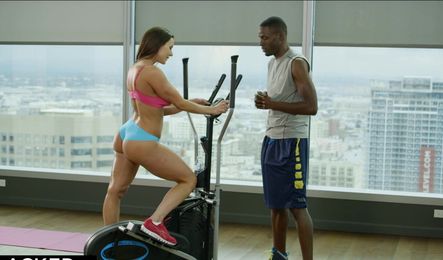 Сочная мамка за 40 соблазнила тренера на секс в зрелую киску