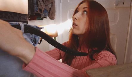 Молодая студентка разрешает шлепать себя по попе и красиво сосет