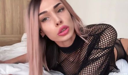 Красивая русская девушка встретила мужа с работы отличным сексом со спермой на лицо