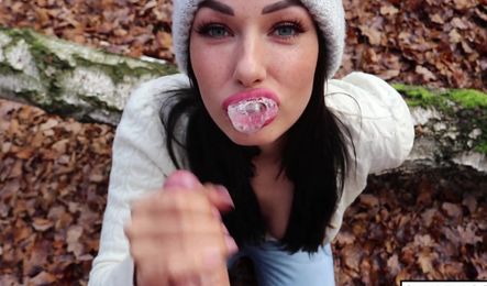 Позвал подругу в парк не просто так, а для минета со спермой в рот