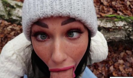 Позвал подругу в парк не просто так, а для минета со спермой в рот