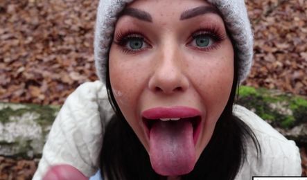 Позвал подругу в парк не просто так, а для минета со спермой в рот