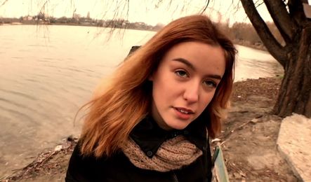 Молодая давалка делает другу минет возле реки