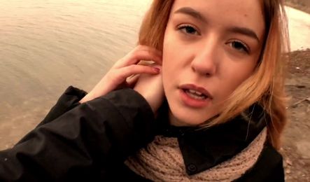 Молодая давалка делает другу минет возле реки