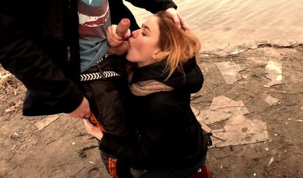 Молодая давалка делает другу минет возле реки