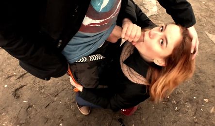 Молодая давалка делает другу минет возле реки