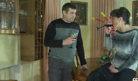 Пьяная русская женщина сама полезла к чужому мужу в штаны