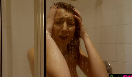 Сводная сестра и брат сладко трахаются на кровати