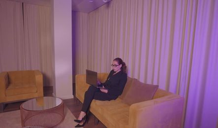 Молодая мачеха показала пасынку, как нужно доводит девушек до оргазма