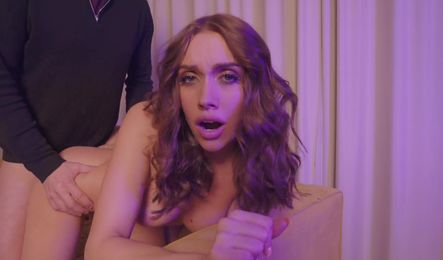 Молодая мачеха показала пасынку, как нужно доводит девушек до оргазма