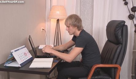 Русский фрилансер вовремя не выполнил работу и пришлось расплачиваться девушкой