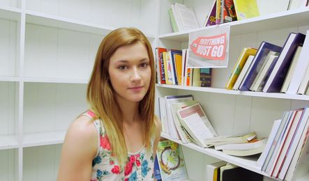 Молодая рыжая давалка захотела секса с продавцом