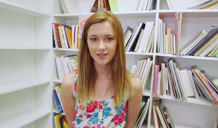 Молодая рыжая давалка захотела секса с продавцом