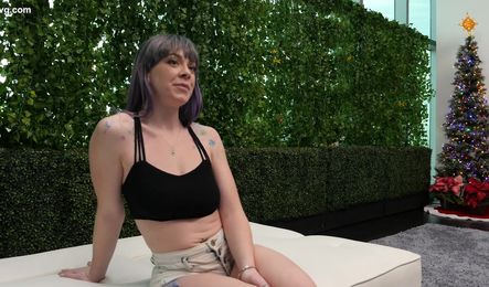 Девушка пришла на порно кастинг и засветила пышную попку