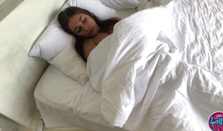 Раздвинула ноги перед соседом и сама напросилась на секс