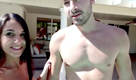 Домашнее порно с минетом другу возле бассейна