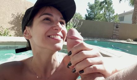 Домашнее порно с минетом другу возле бассейна