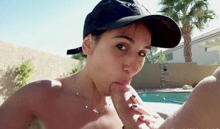 Домашнее порно с минетом другу возле бассейна