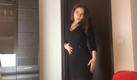 Русская подруга устроила мужику домашний стрип и дала по домашнему