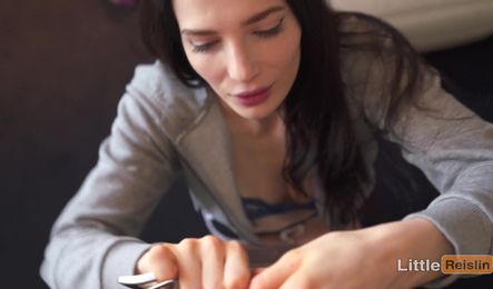 Как русская девушка позвала друга в спальню для сладкого секса с его бритым членом