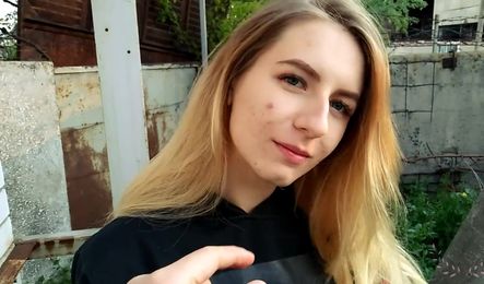 Не пригласила парня в гости, за то дала ему на стройке