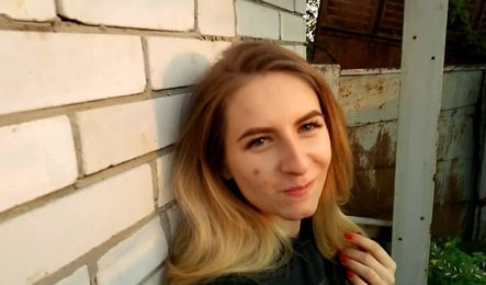 Не пригласила парня в гости, за то дала ему на стройке